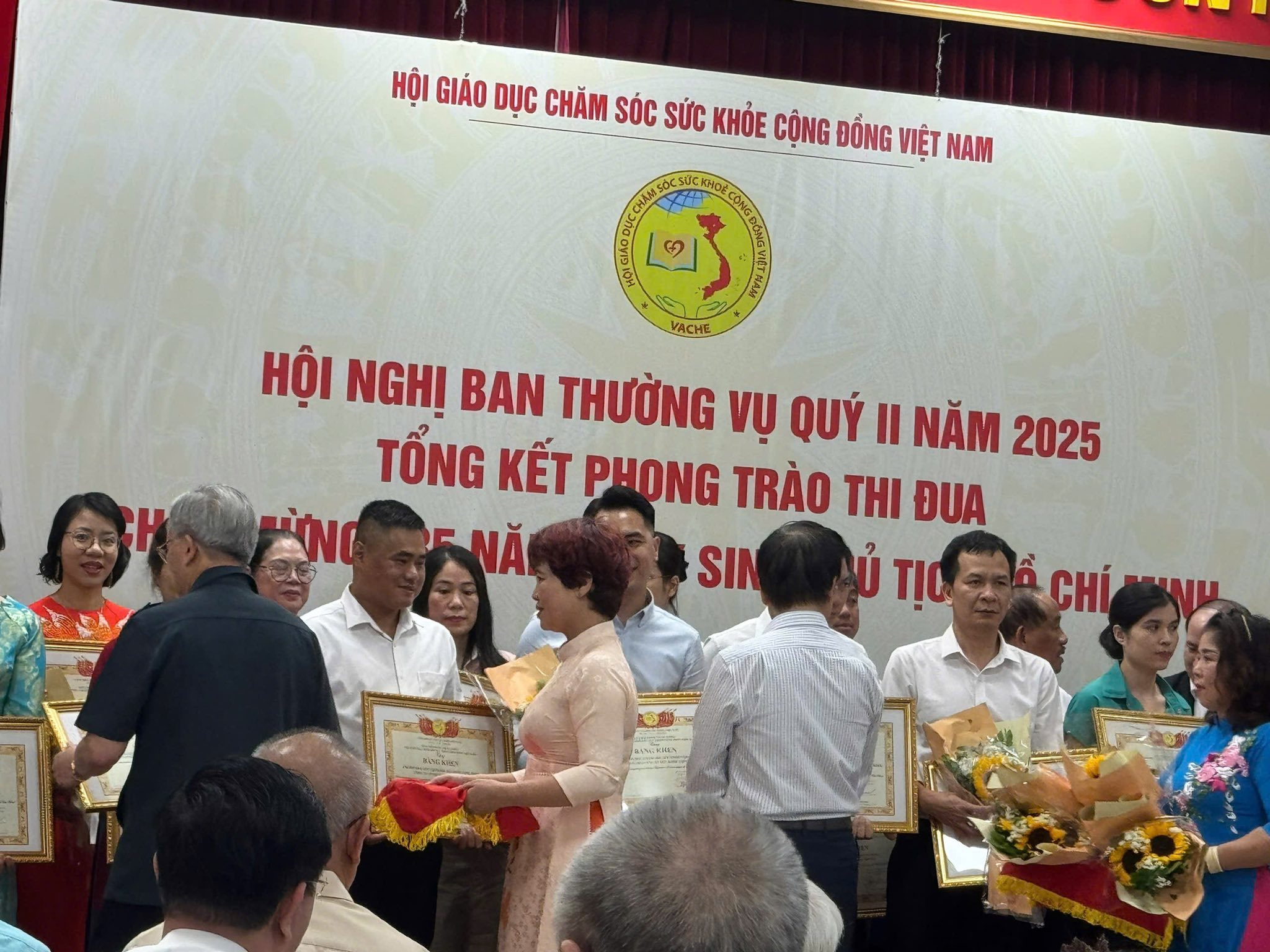 i Chữa lành vinh dự tham dự lễ tổng kết phong trào thi đua chào mừng 135 năm ngày sinh chủ tịch Hồ Chí Minh